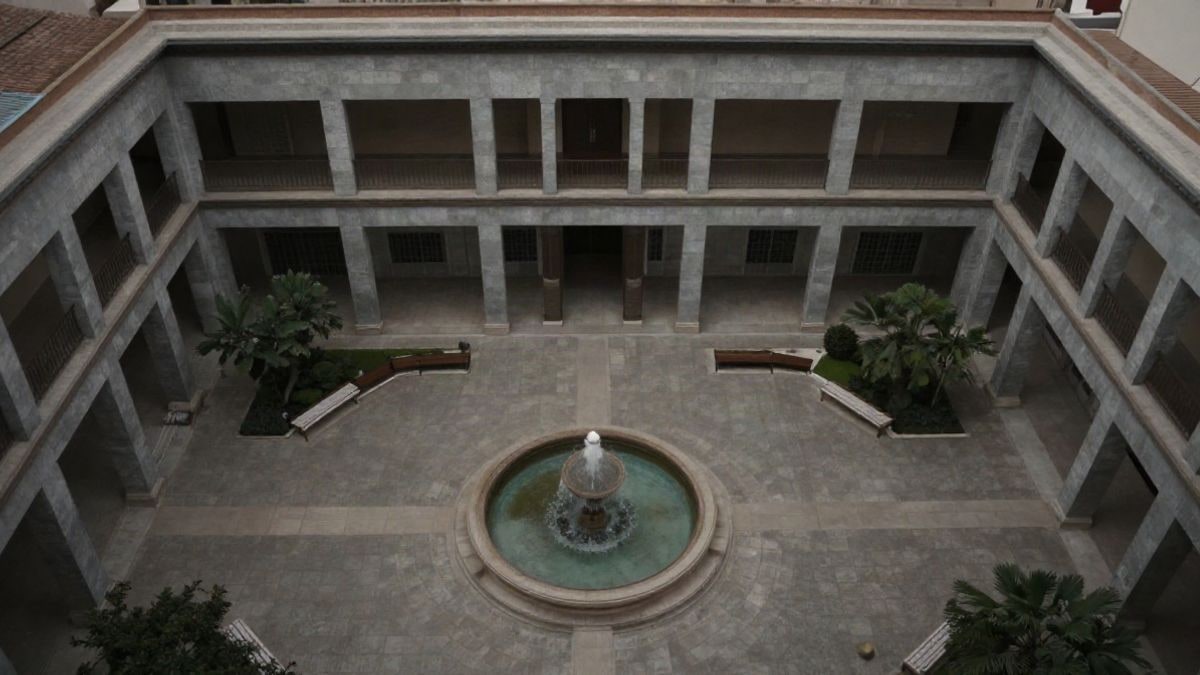 Imagen ilustrativa: vista cenital de un patio institucional con fuente y bancos