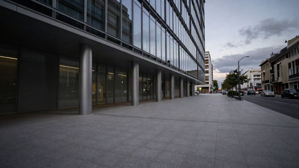 Imagen ilustrativa: pasillo largo de un edificio financiero moderno con líneas que convergen al atardecer