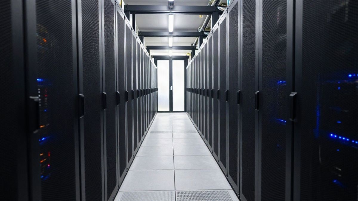 Imagen ilustrativa: pasillo largo de racks de servidores en un centro de datos, con líneas que convergen y luces azules