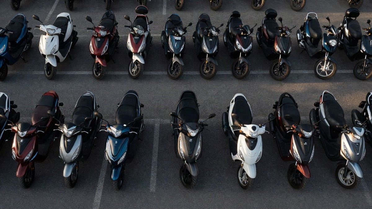 Imagen ilustrativa: vista cenital de una fila de motos aparcadas en un concesionario
