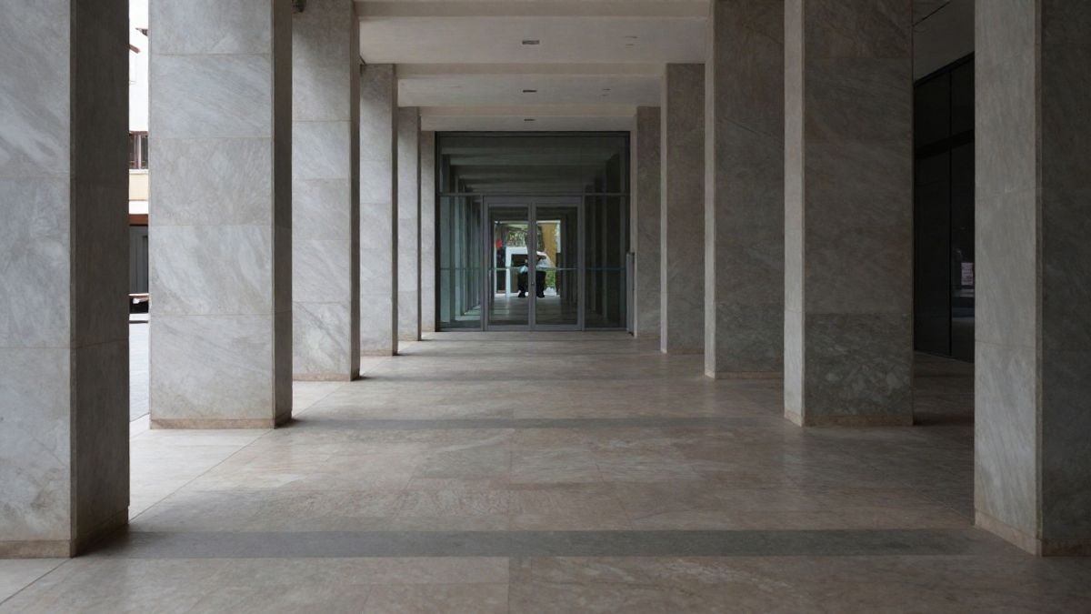 Imagen ilustrativa: pasillo de mármol de un edificio financiero moderno visto en gran angular