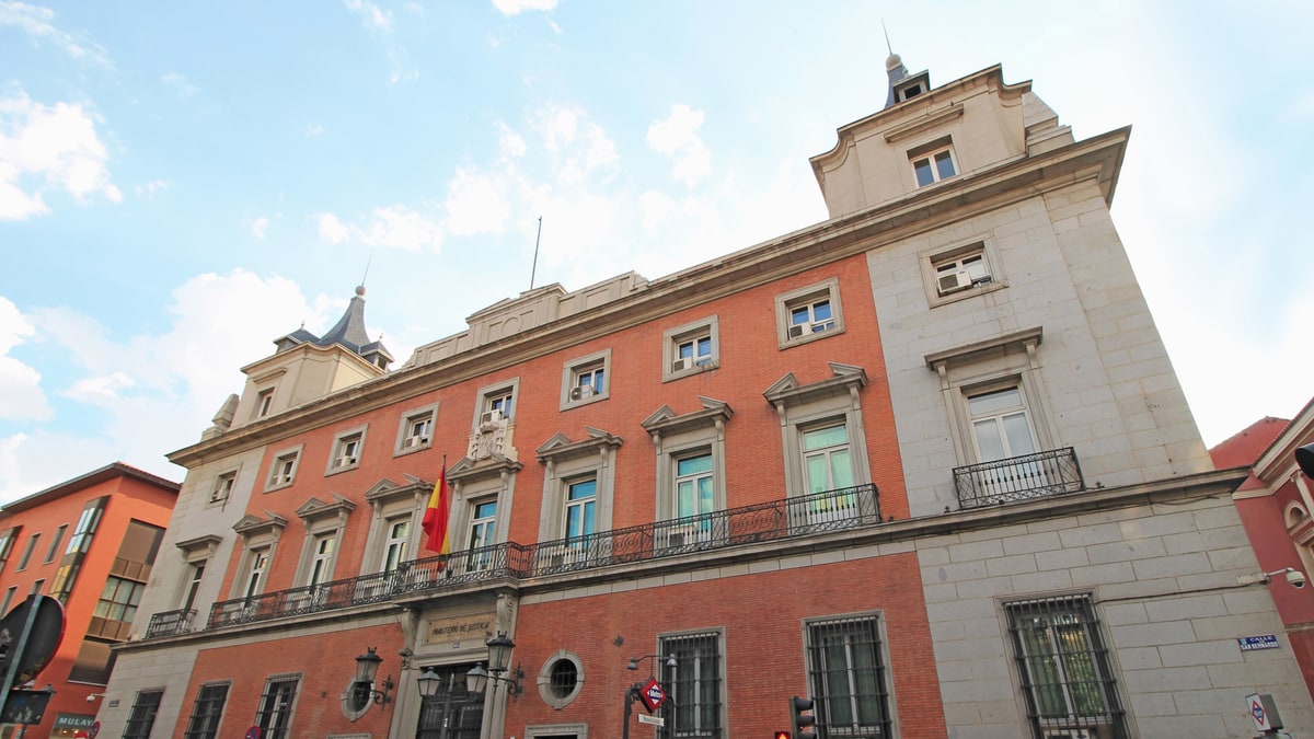 Fachada de sillería y ladrillo del Palacio de la Marquesa de la Sonora, sede judicial, con bandera de España