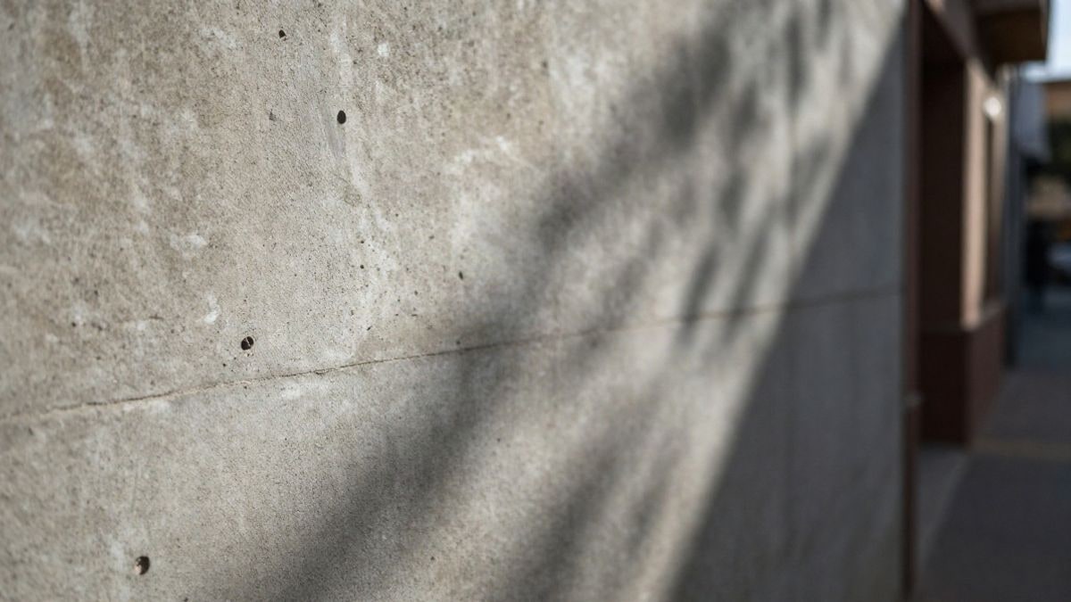 Imagen ilustrativa: detalle de textura de hormigón con luz natural y sombras suaves