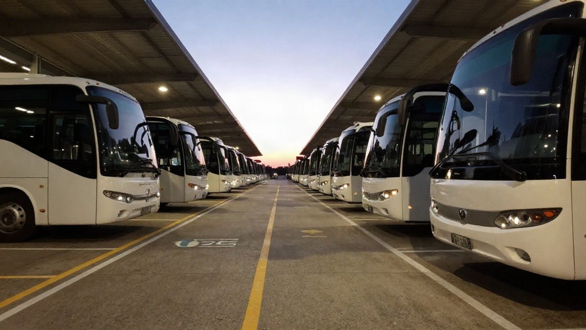 Imagen ilustrativa: una cochera de autobuses al atardecer con líneas que convergen hacia el fondo