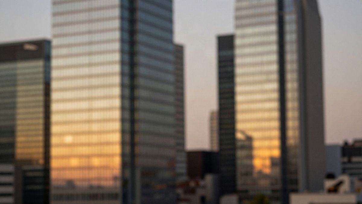 Imagen ilustrativa: primer plano de rascacielos de un distrito financiero al atardecer