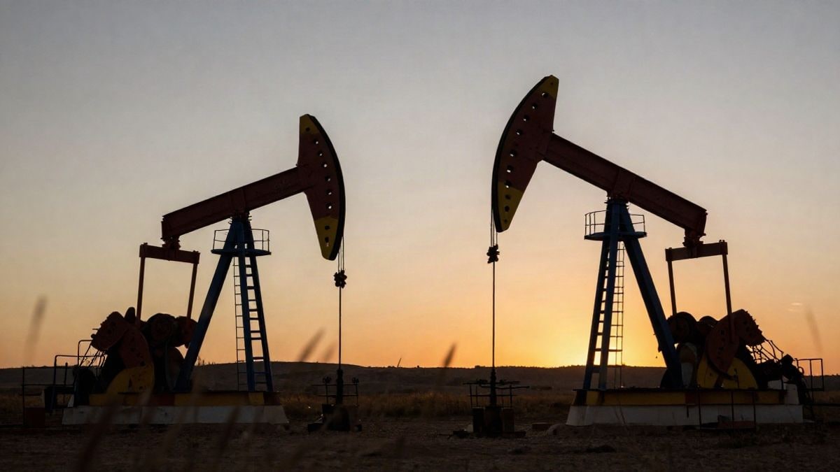 Imagen ilustrativa: siluetas de bombas de petróleo al atardecer con sombras largas sobre un campo abierto